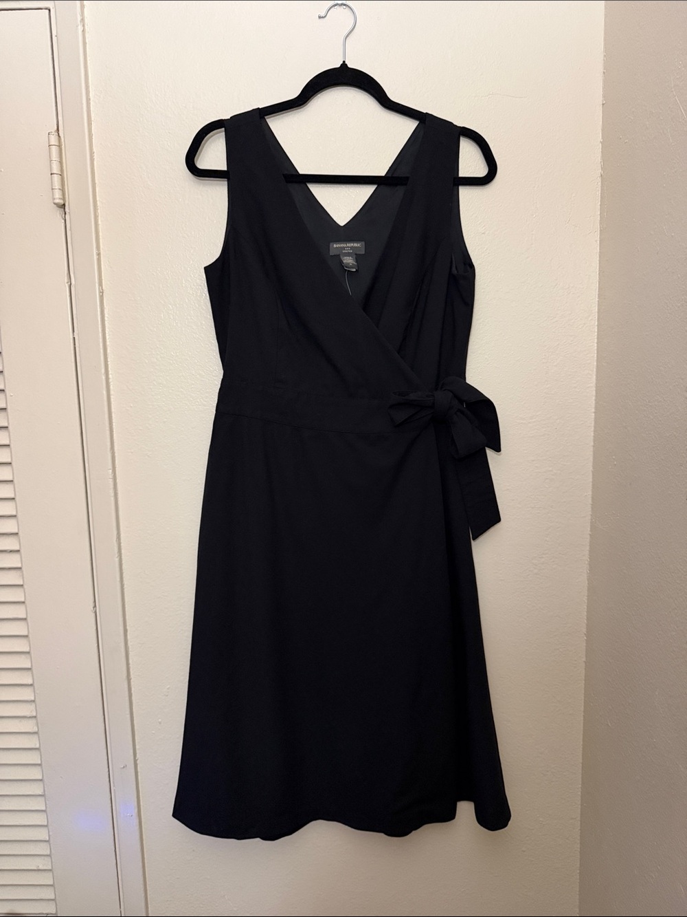 Chic & Classy Banana Republic Stretch Black Wrap Midi Dress w/Side Bow Size 10